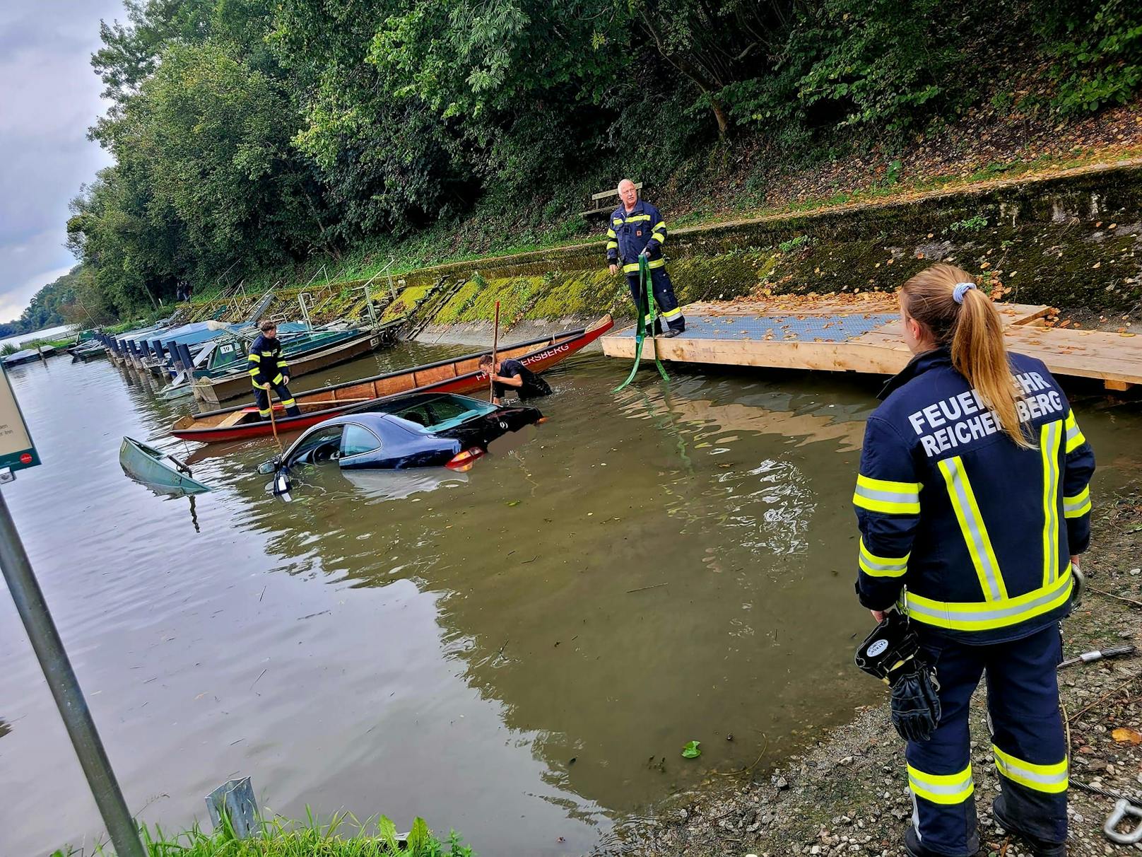 In Reichersberg am Inn ist ein Auto im Wasser versunken. Die Besitzer fuhren unabsichtlich los, konnten sich noch retten.