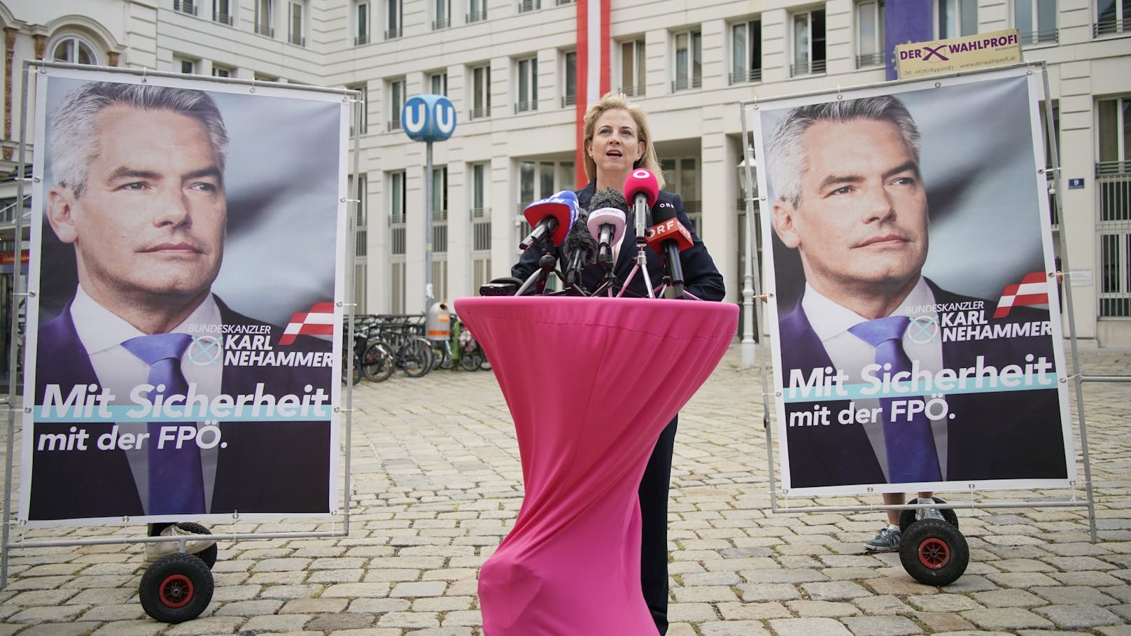 NEOS-Chefin Beate Meinl-Reisinger warnte in einer Pressekonferenz am Dienstag vor einer ÖVP-FPÖ-Koalition. Dabei präsentierte sie abgeänderte Plakate von Bundeskanzler Karl Nehammer.