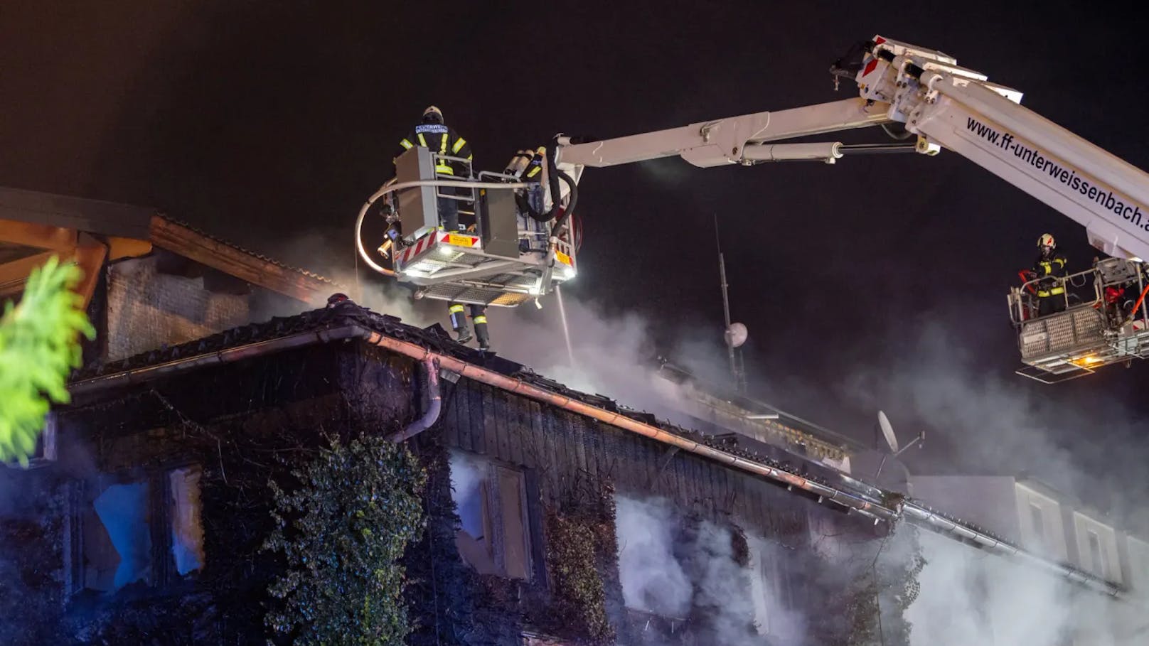 In der Nacht auf Dienstag kam es in Schönau im Mühlkreis (Bezirk Freistadt) zu einem schweren Brand in einer Asylunterkunft. Das Gebäude wurde dabei komplett zerstört.