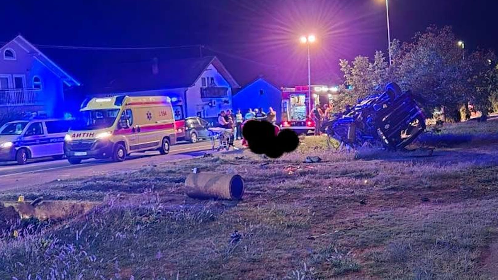 Der Lenker drückte aufs Gas und knallte in Folge gegen eine Straßenlaterne. Die Insassen unter ihnen sieben Kinder, wurden bei dem Crash teils schwer verletzt.