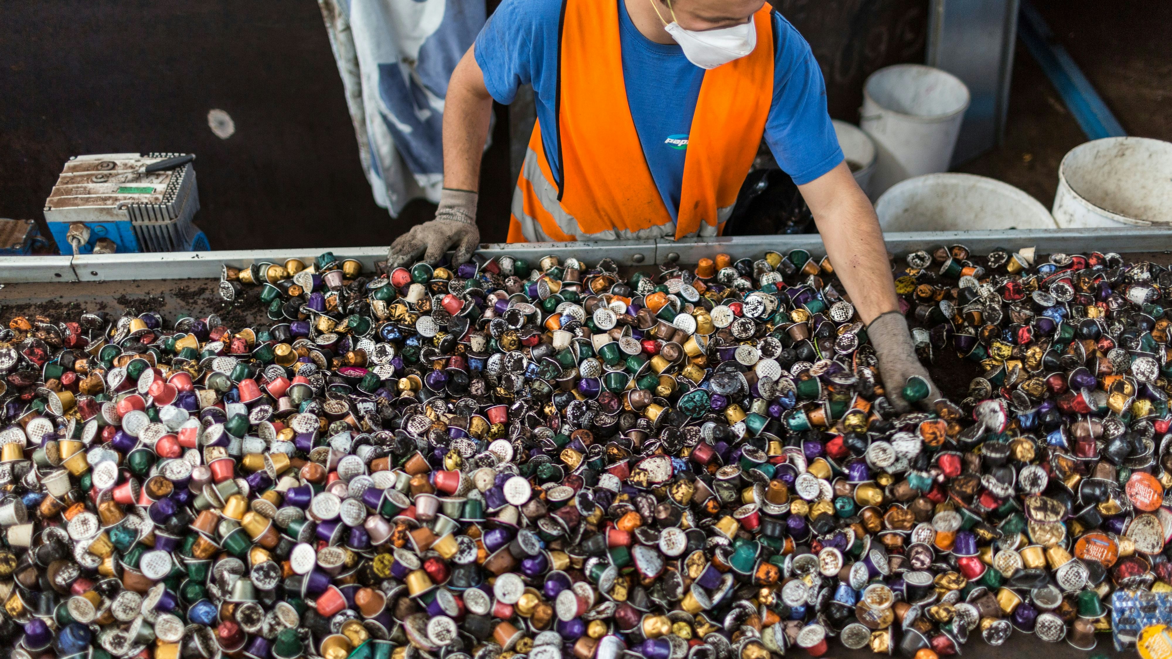 Kaffeekapseln in einer Sortieranlage in der Schweiz. Bei den Eidgenossen werden 60 Prozent der verkauften Nespresso-Kapseln wiederverwertet, in Österreich sind es derzeit 38 Prozent