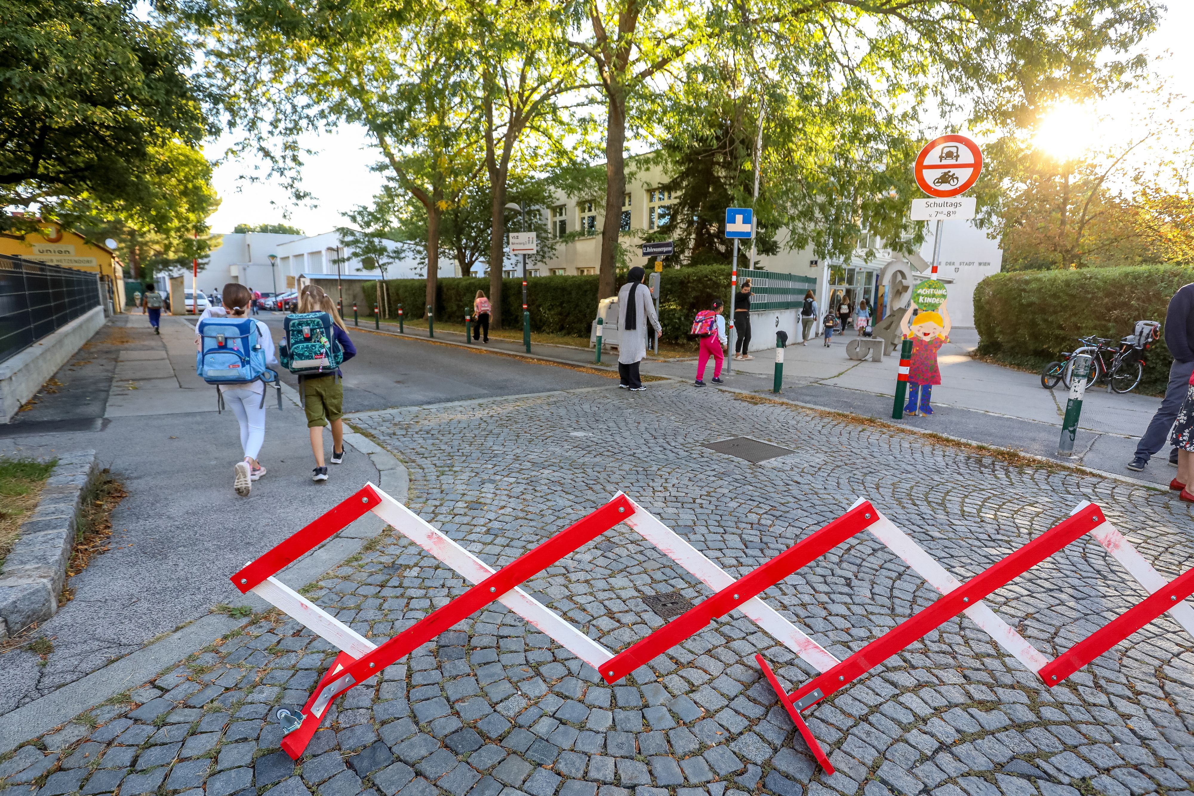 Sicher am Weg zur Schule in der Rohrwassergasse: Weniger Kraftfahrzeuge im Umfeld einer Schule sorgen für mehr Sicherheit.
