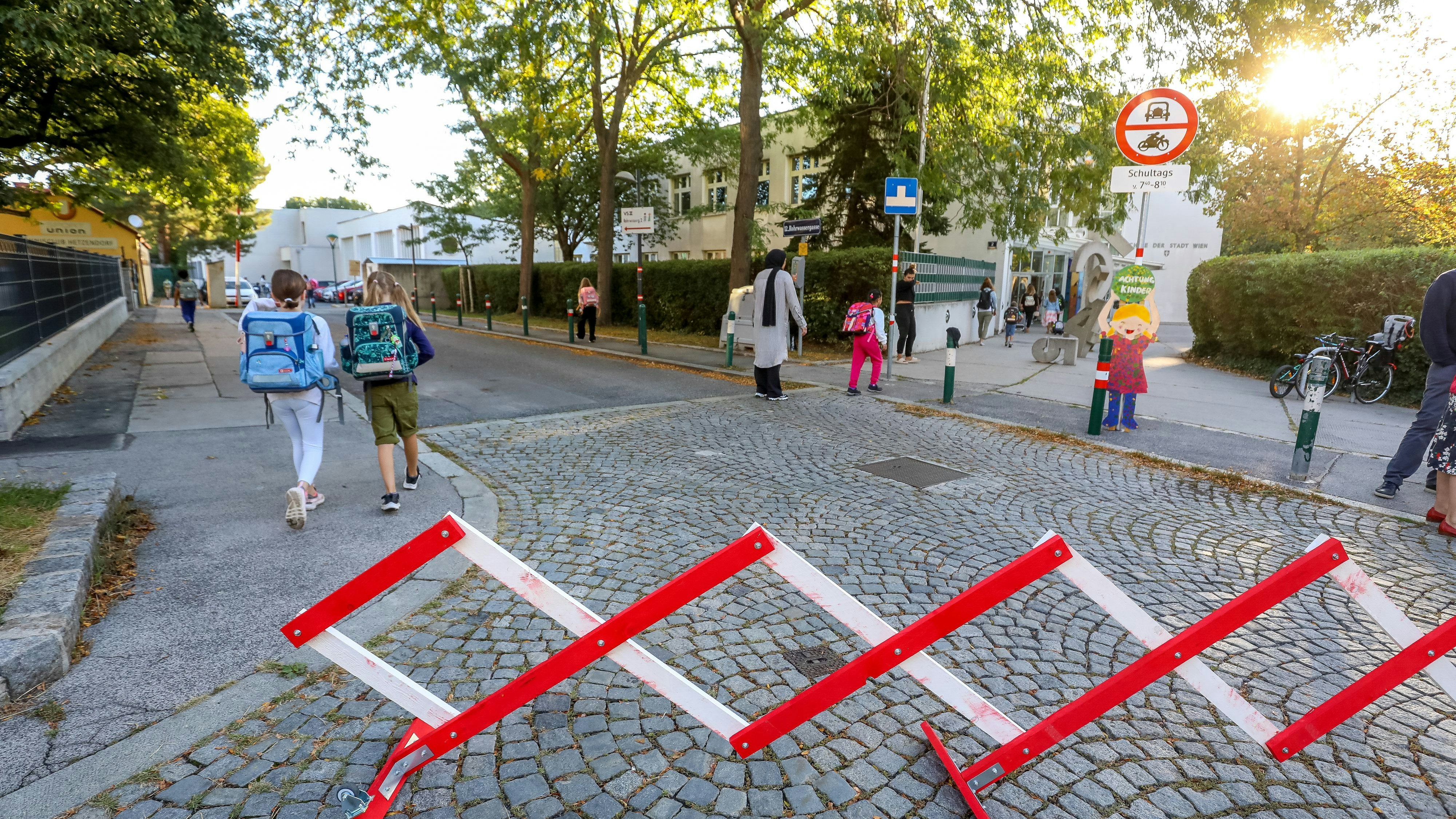 Sicher am Weg zur Schule in der Rohrwassergasse: Weniger Kraftfahrzeuge im Umfeld einer Schule sorgen für mehr Sicherheit.