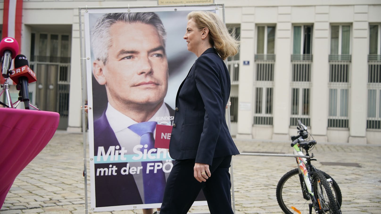 NEOS-Chefin Beate Meinl-Reisinger warnte in einer Pressekonferenz am Dienstag vor einer ÖVP-FPÖ-Koalition. Dabei präsentierte sie abgeänderte Plakate von Bundeskanzler Karl Nehammer.