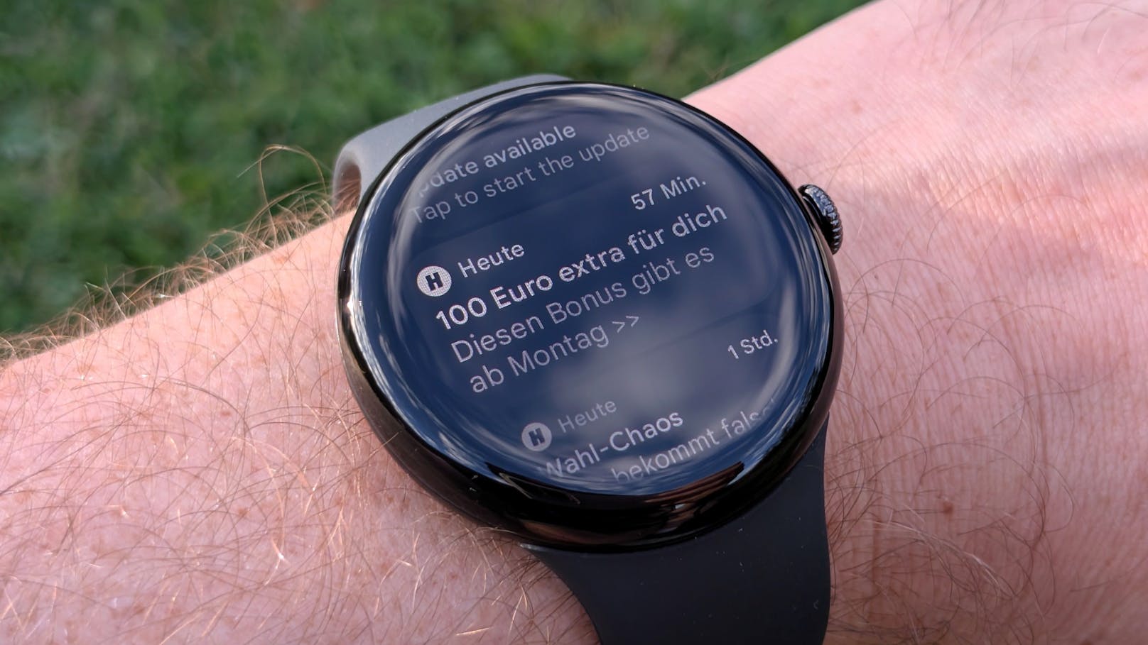 Google Pixel Watch 3 im Test – wunderbar verbessert hat sich das beim größeren Modell 1,45 Zoll große LTPO-Display.