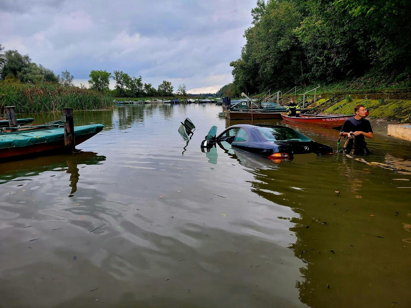 In Reichersberg am Inn ist ein Auto im Wasser versunken. Die Besitzer fuhren unabsichtlich los, konnten sich noch retten.