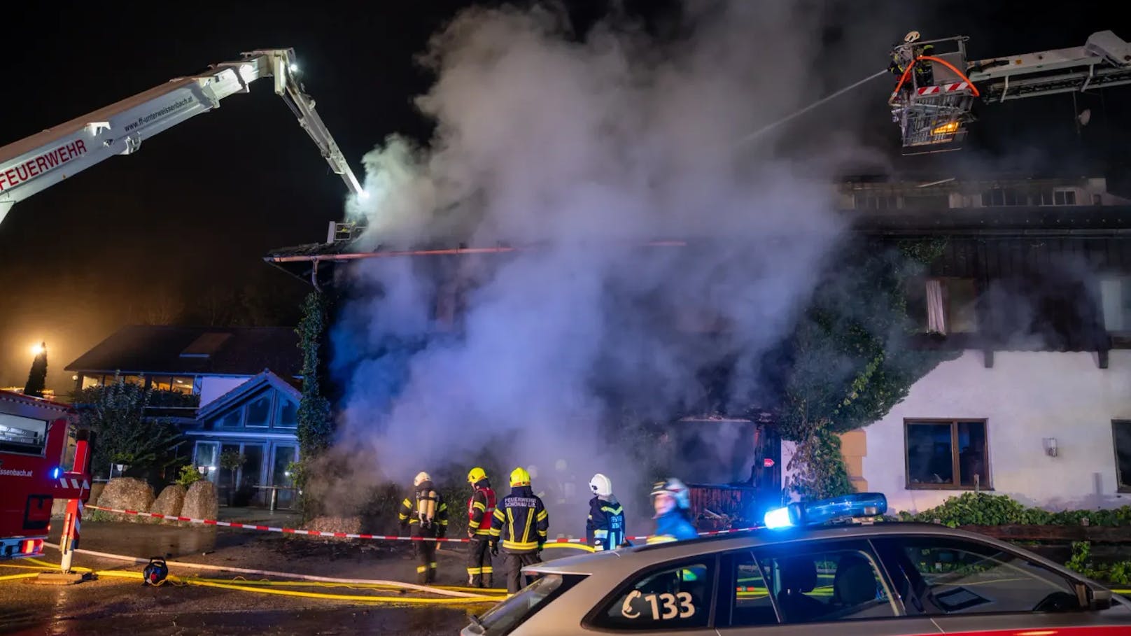 In der Nacht auf Dienstag kam es in Schönau im Mühlkreis (Bezirk Freistadt) zu einem schweren Brand in einer Asylunterkunft. Das Gebäude wurde dabei komplett zerstört.