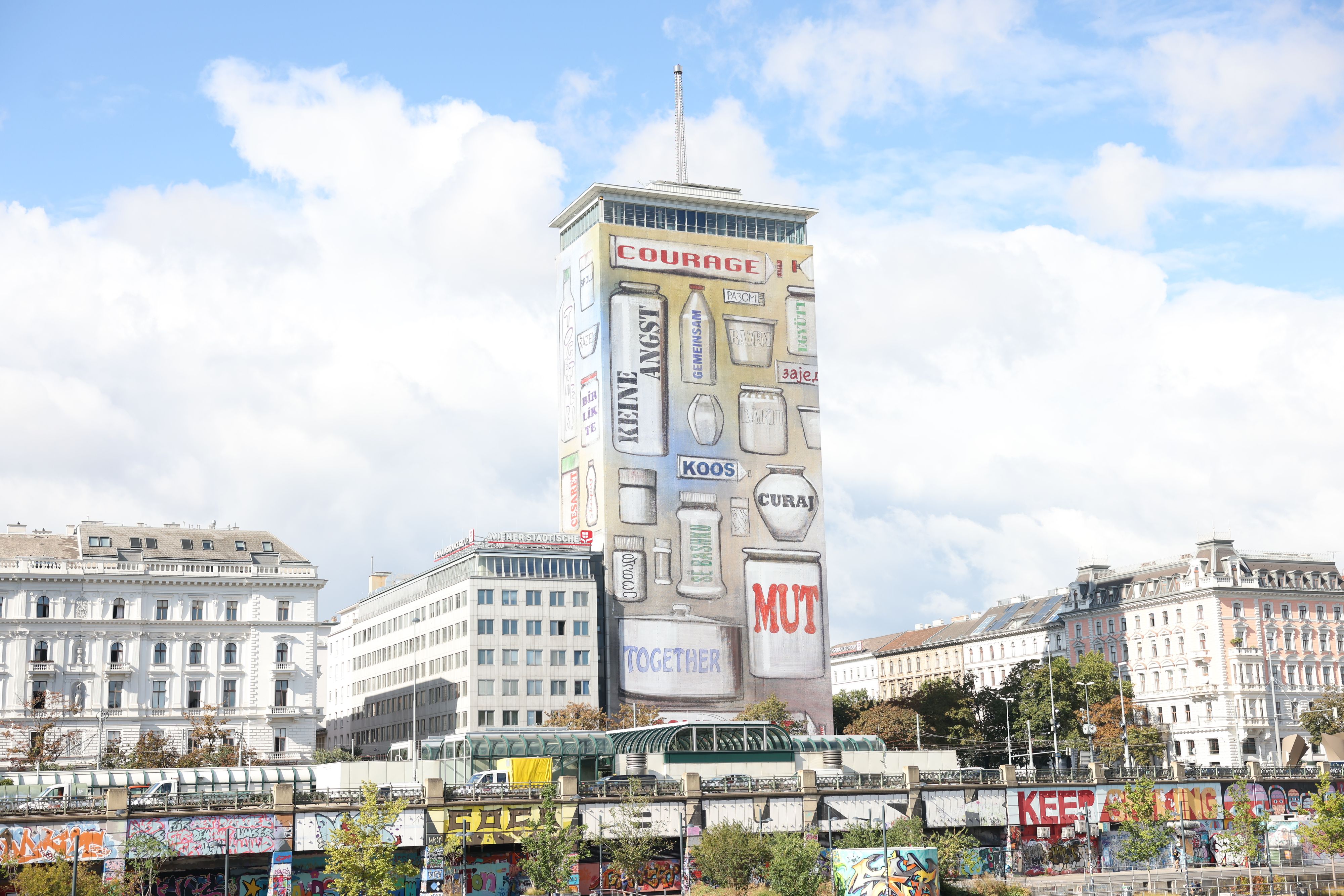 Auch heuer verwandelt sich der Ringturm wieder in Wiens größte Kunstinstallation.