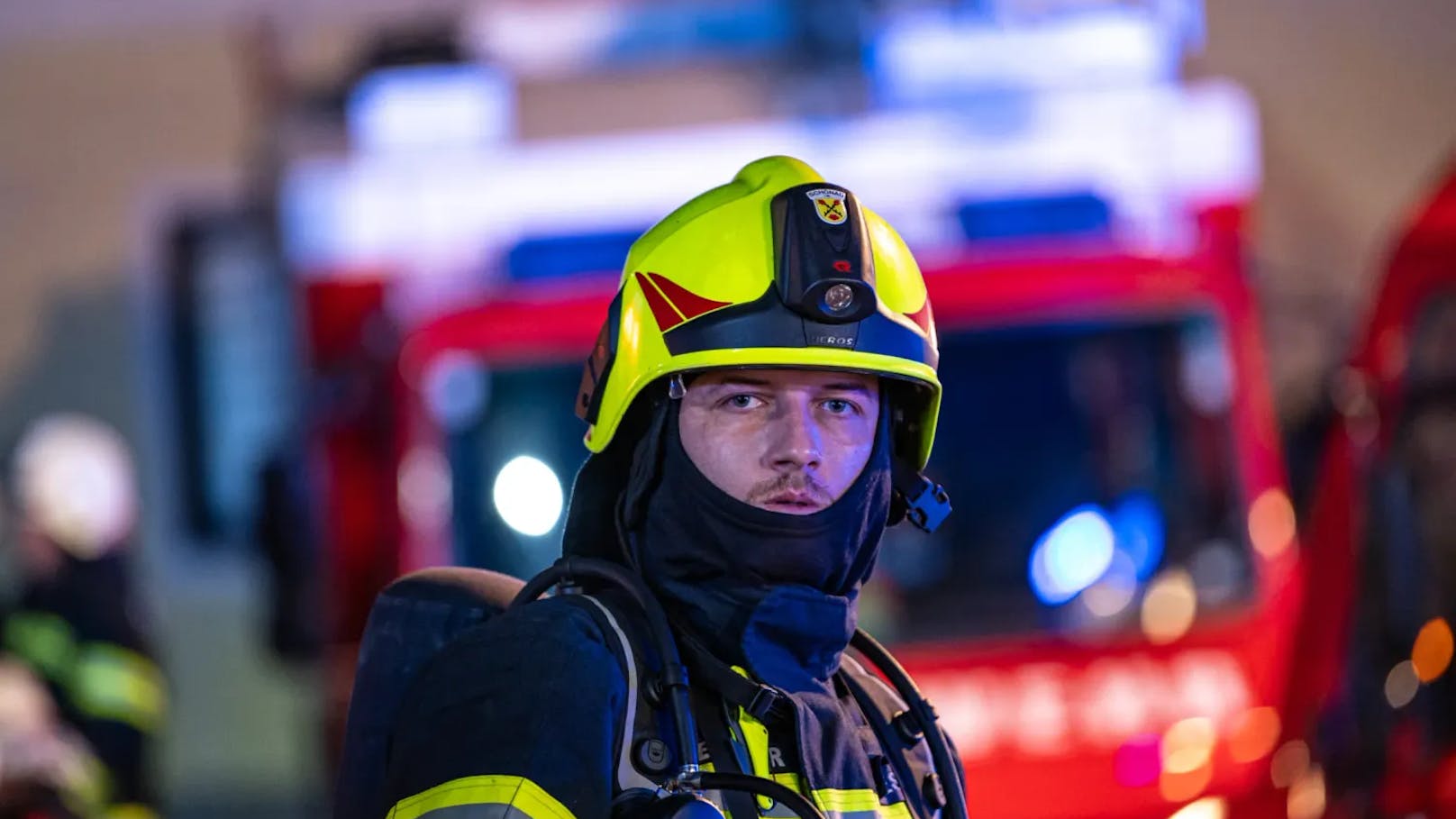 In der Nacht auf Dienstag kam es in Schönau im Mühlkreis (Bezirk Freistadt) zu einem schweren Brand in einer Asylunterkunft. Das Gebäude wurde dabei komplett zerstört.