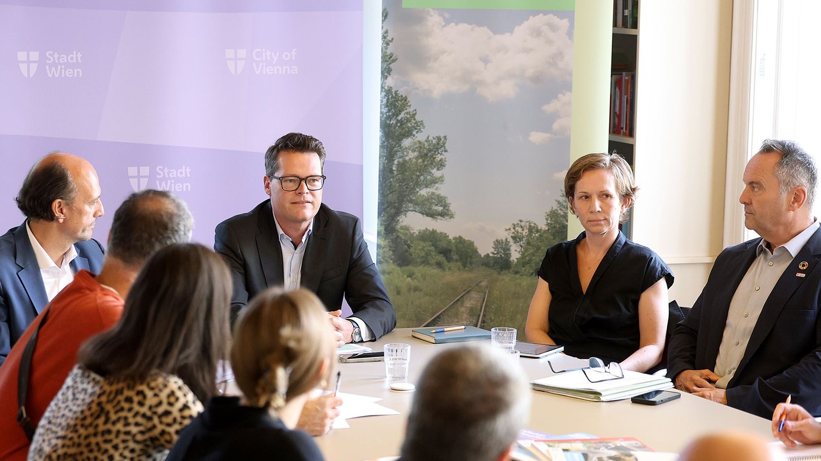 Hintergrundgespräch zum Thema Klimagesetz mit Stadtrat Jürgen Czernohorszky (Mitte), GR Stefan Gara (li.) und Andreas Januskovecz, Bereichsleiter für Klimaangelegenheiten (re.).