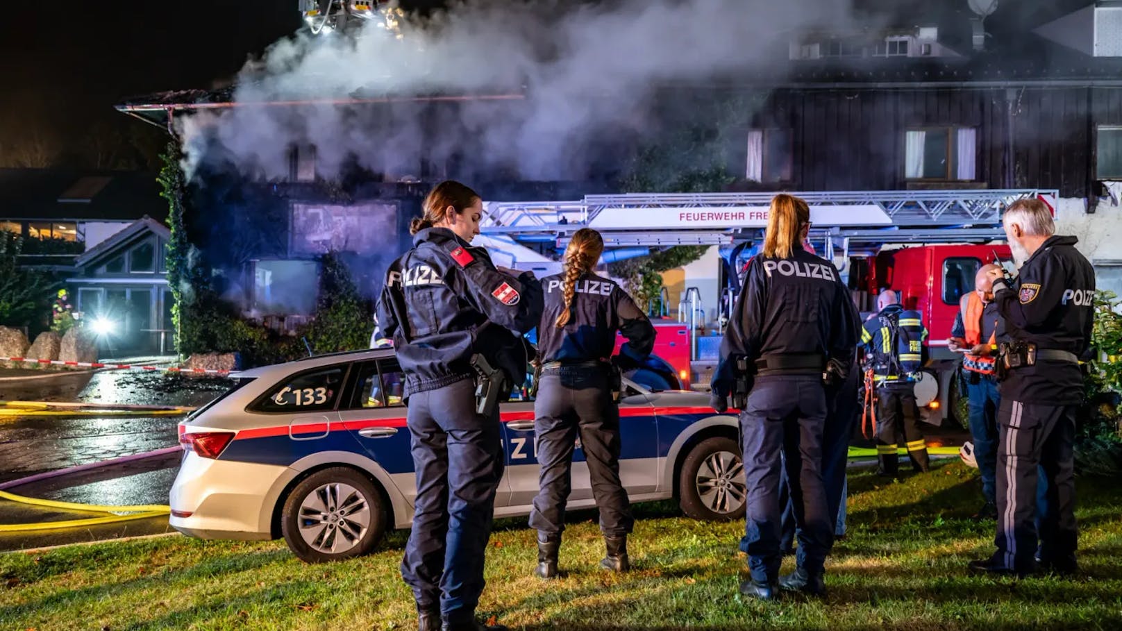 In der Nacht auf Dienstag kam es in Schönau im Mühlkreis (Bezirk Freistadt) zu einem schweren Brand in einer Asylunterkunft. Das Gebäude wurde dabei komplett zerstört.