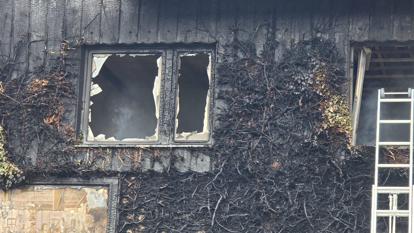 Vor Ort riecht es noch immer stark nach Rauch – das Haus wurde komplett zerstört.