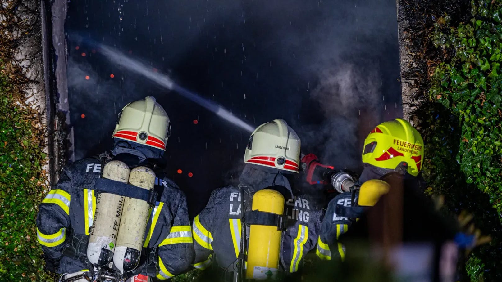 In der Nacht auf Dienstag kam es in Schönau im Mühlkreis (Bezirk Freistadt) zu einem schweren Brand in einer Asylunterkunft. Das Gebäude wurde dabei komplett zerstört.