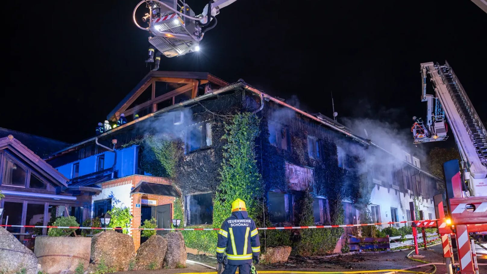 In der Nacht auf Dienstag kam es in Schönau im Mühlkreis (Bezirk Freistadt) zu einem schweren Brand in einer Asylunterkunft. Das Gebäude wurde dabei komplett zerstört.