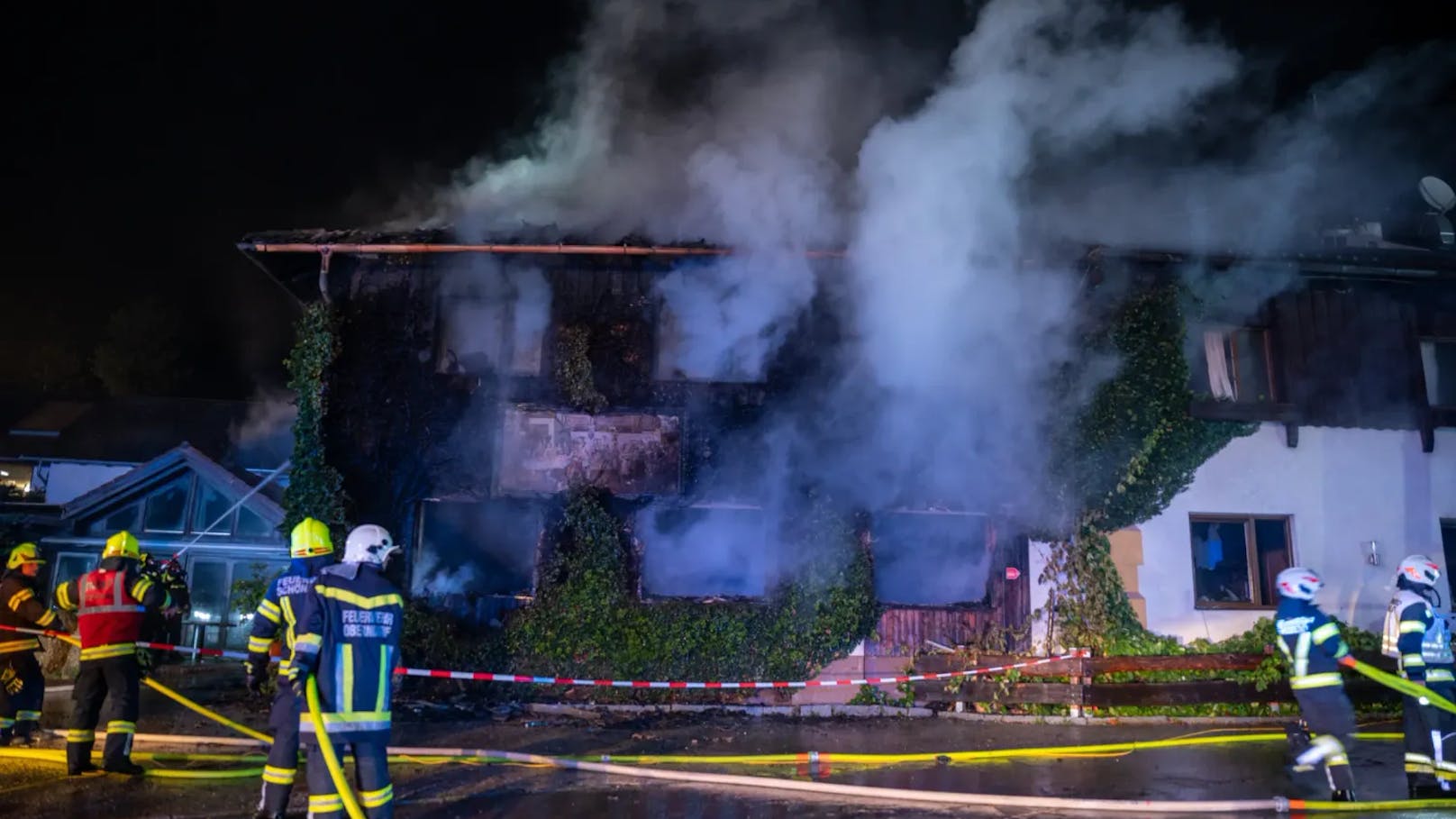 In der Nacht auf Dienstag kam es in Schönau im Mühlkreis (Bezirk Freistadt) zu einem schweren Brand in einer Asylunterkunft. Das Gebäude wurde dabei komplett zerstört.