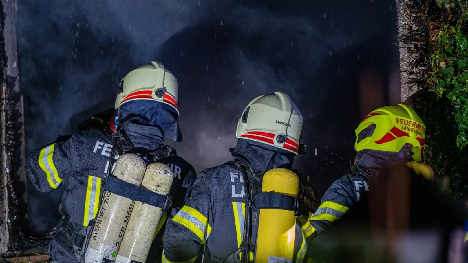 In der Nacht auf Dienstag kam es in Schönau im Mühlkreis (Bezirk Freistadt) zu einem schweren Brand in einer Asylunterkunft. Das Gebäude wurde dabei komplett zerstört.