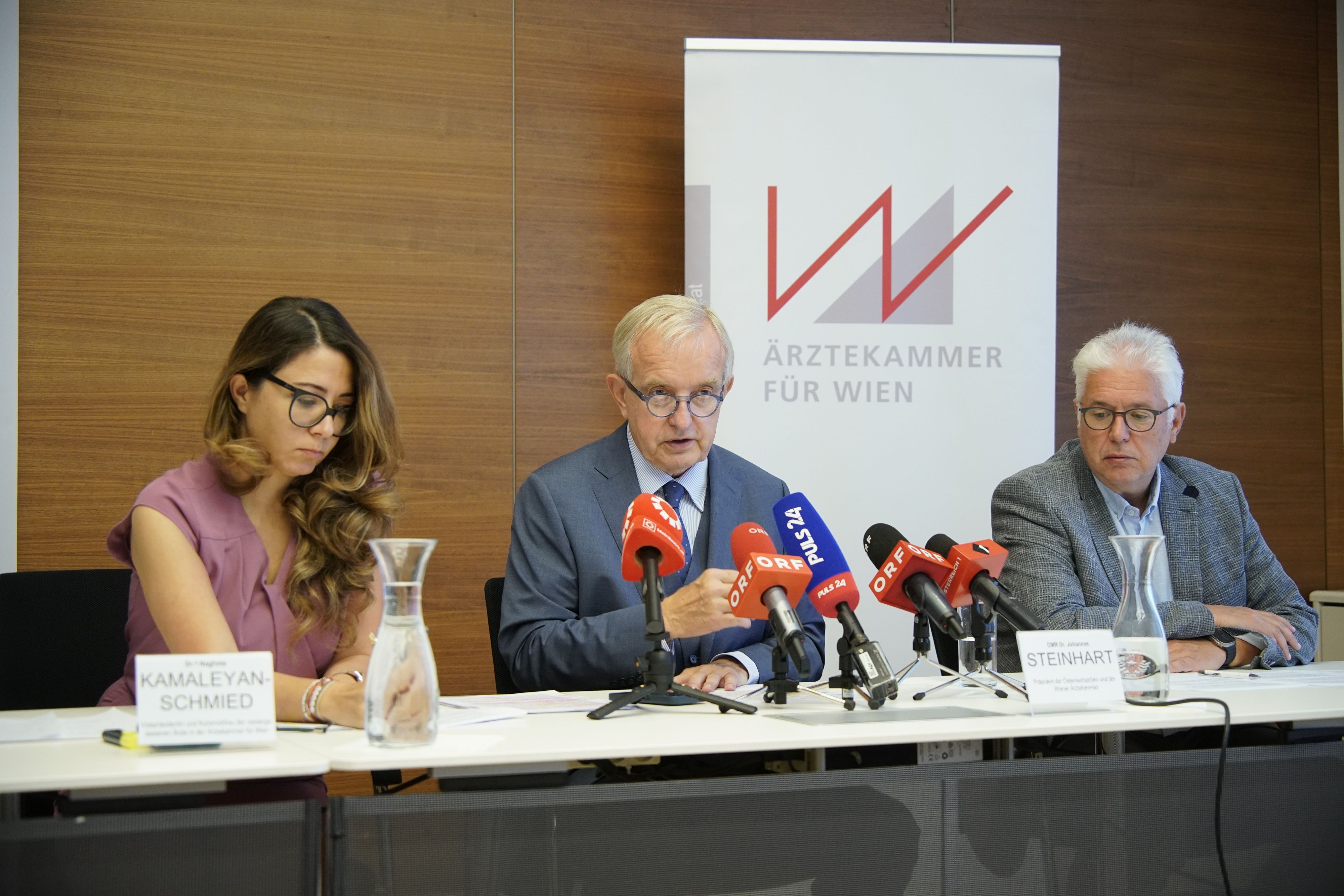 Naghme Kamaleyan-Schmied, Vizepräsidentin und Kurienobfrau der niedergelassenen Ärzte und Johannes Steinhart, Präsident der Ärztekammer (v.l.).