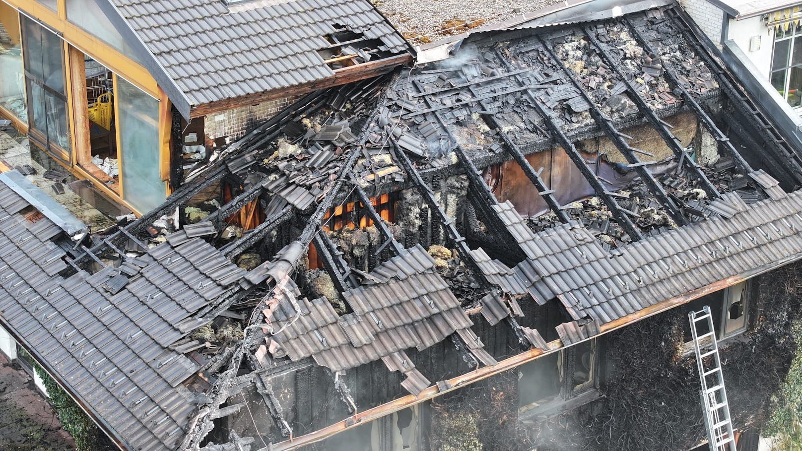 Das Ausmaß der Zerstörung: Der Brand ist zwar gelöscht, aus dem Haus raucht es aber noch immer.