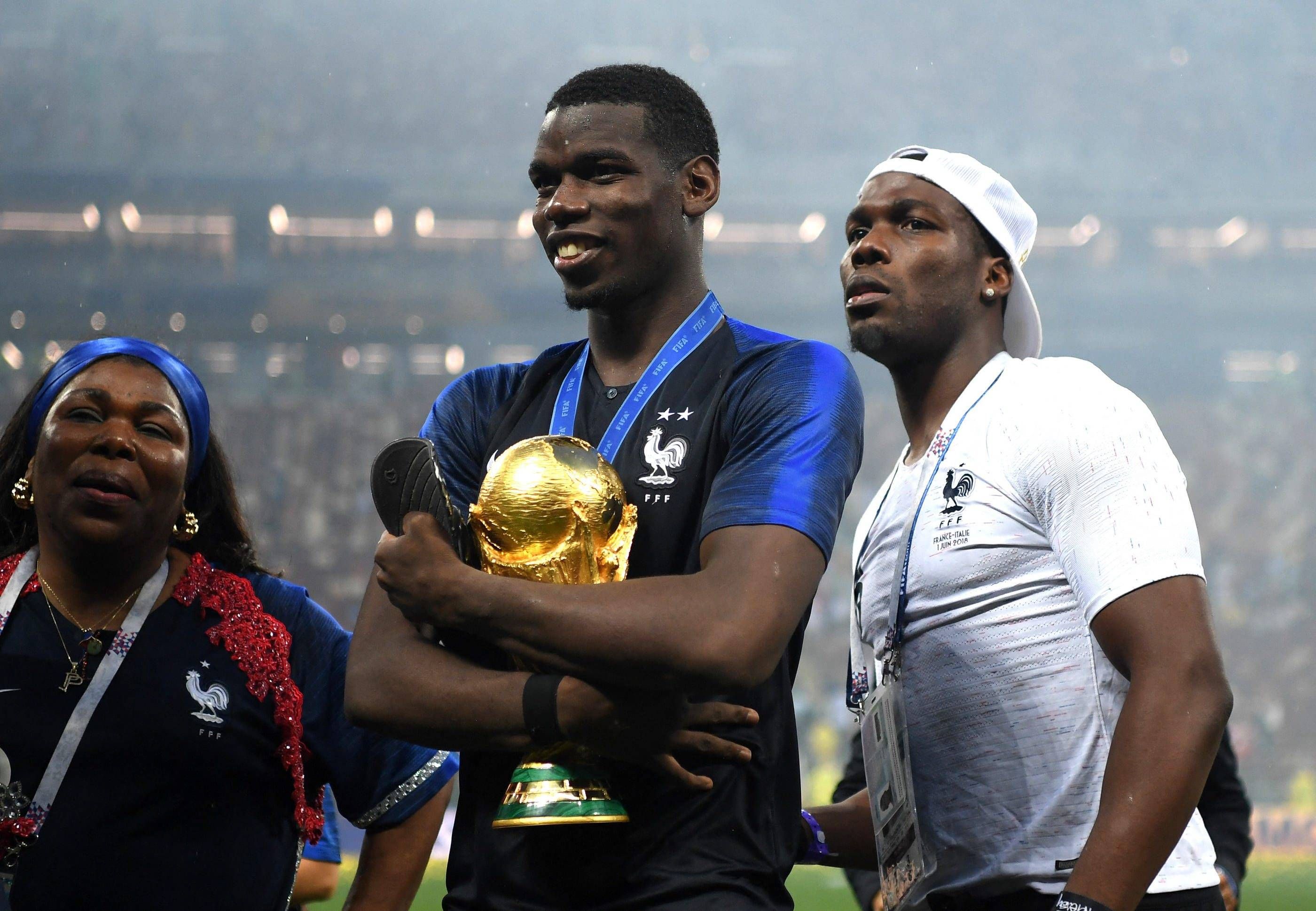 Paul Pogba mit dem WM-Pokal und Bruder Mathias.