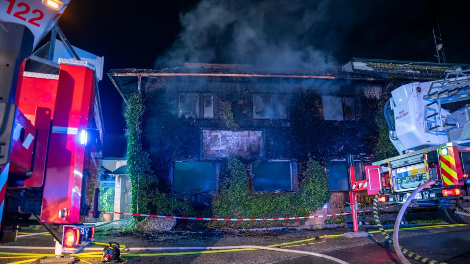 In der Nacht auf Dienstag kam es in Schönau im Mühlkreis (Bezirk Freistadt) zu einem schweren Brand in einer Asylunterkunft. Das Gebäude wurde dabei komplett zerstört.