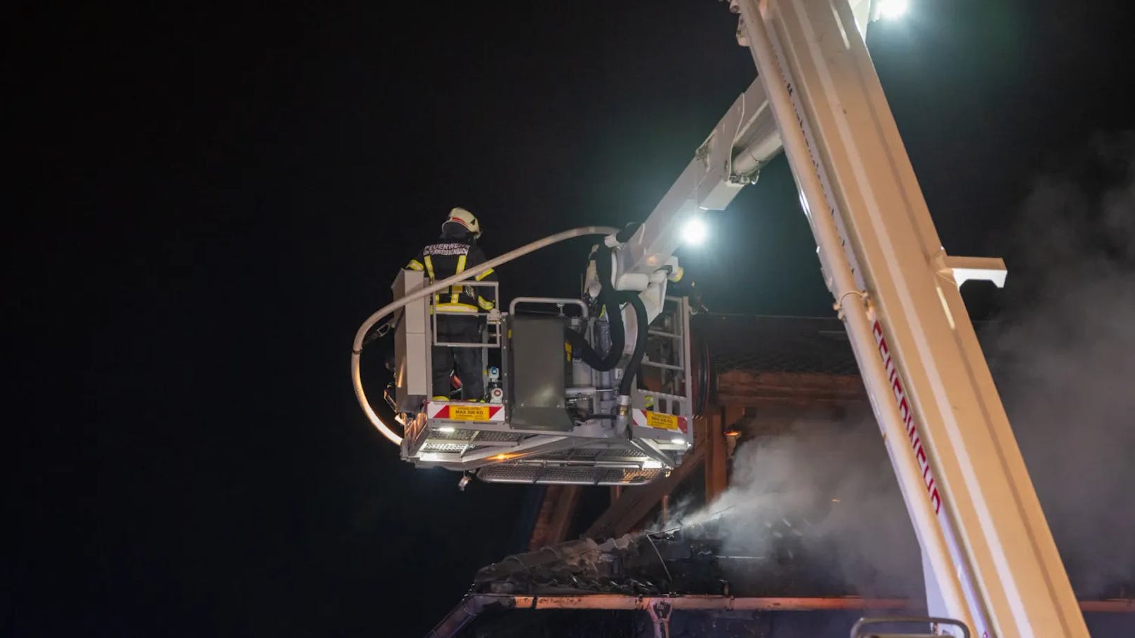 In der Nacht auf Dienstag kam es in Schönau im Mühlkreis (Bezirk Freistadt) zu einem schweren Brand in einer Asylunterkunft. Das Gebäude wurde dabei komplett zerstört.