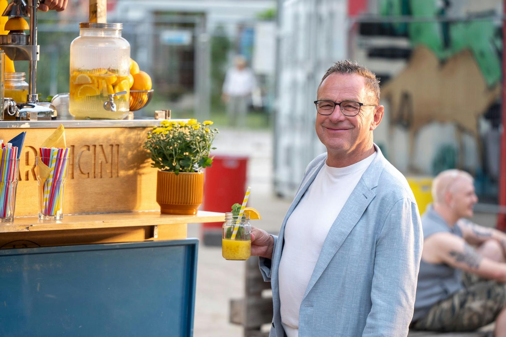 Rangnick mit einem frisch gepressten Orangensaft: Für "Canal+" ist er Star-Experte in der Champions League.