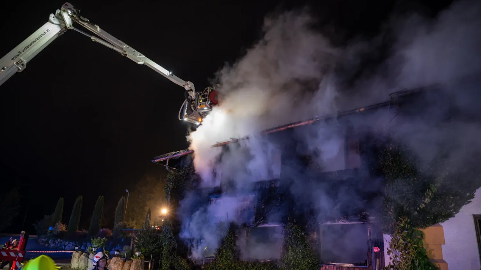 In der Nacht auf Dienstag kam es in Schönau im Mühlkreis (Bezirk Freistadt) zu einem schweren Brand in einer Asylunterkunft. Das Gebäude wurde dabei komplett zerstört.