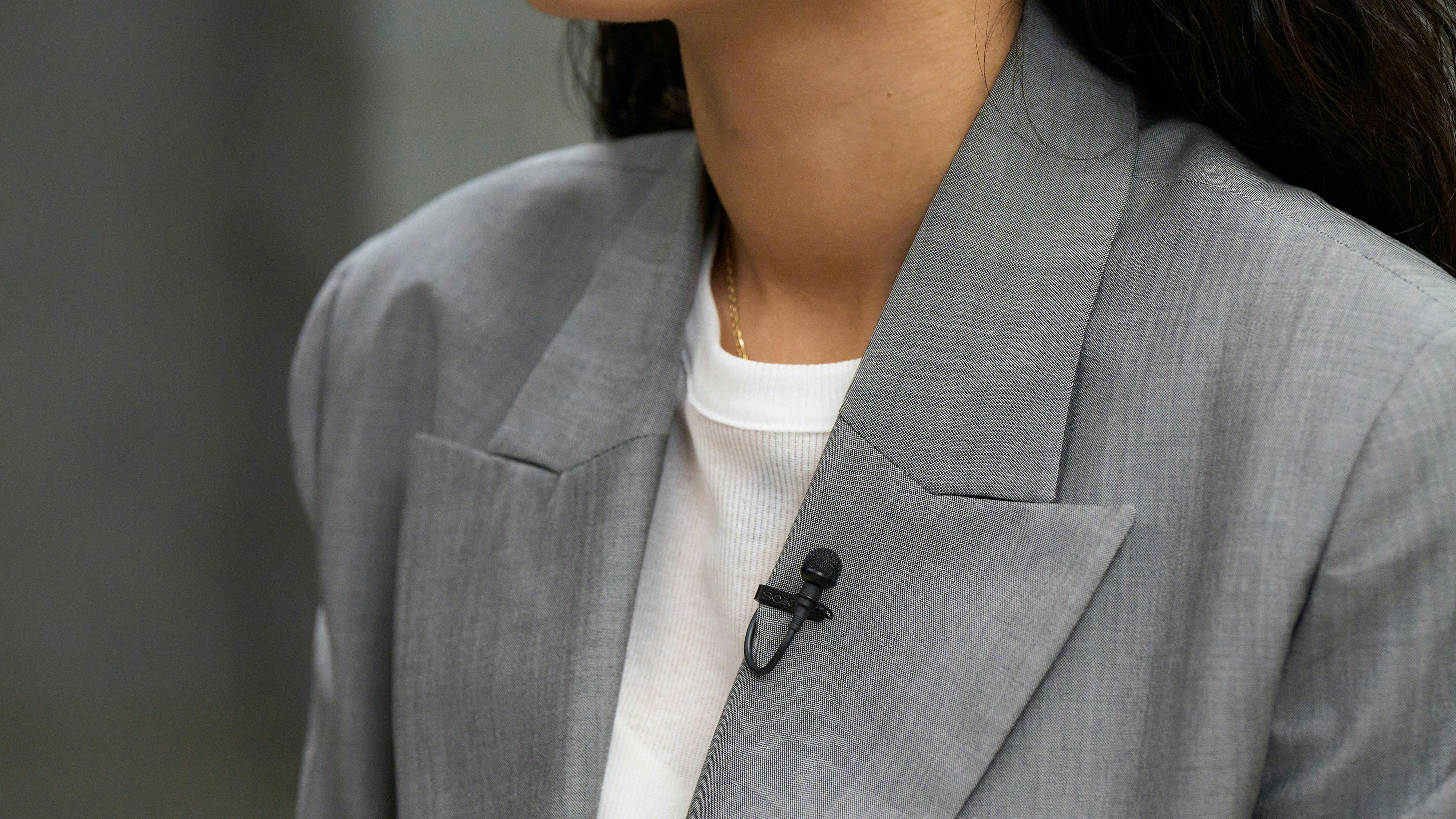 Sony präsentiert das Lavalier-Mikrofon ECM-L1 mit Plug-in-Stromversorgung.               