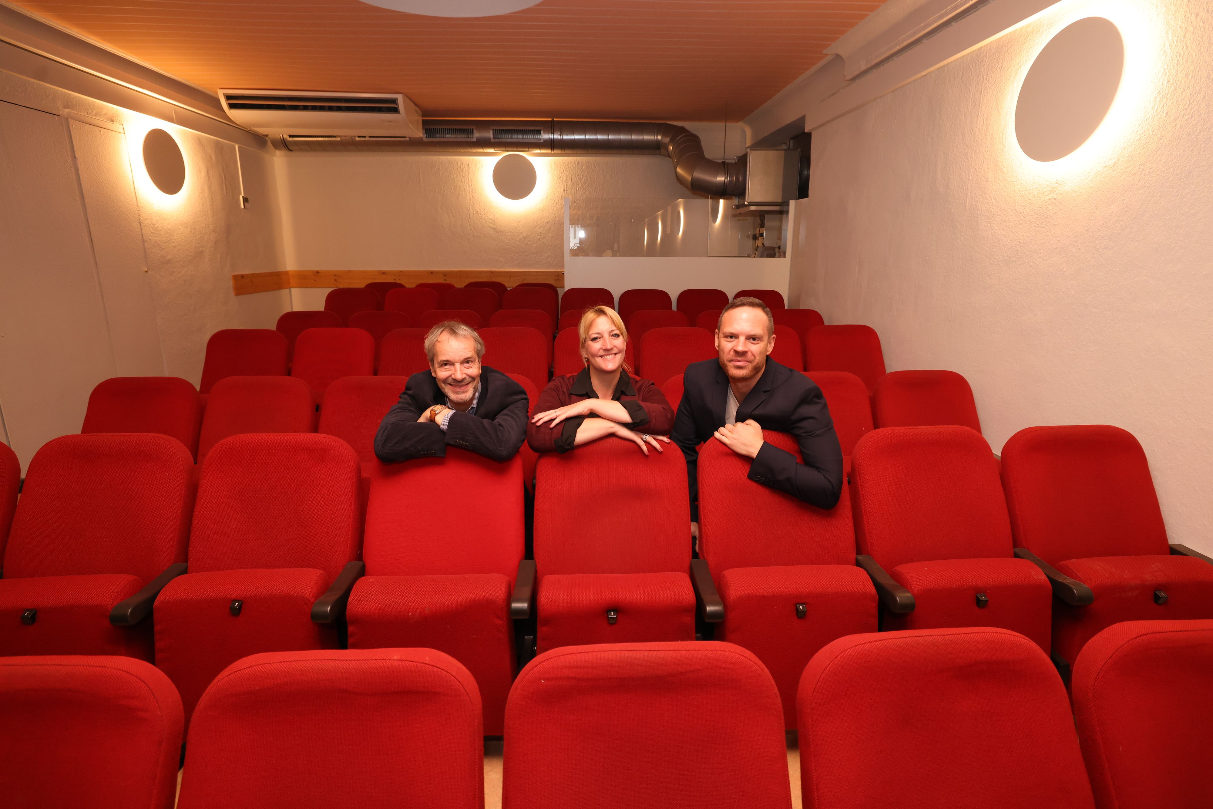 Prückel-Betreiber Thomas Hahn (re.) mit dem Intendaten-Duo Josephine Striebeck und Christoph Schobesberger