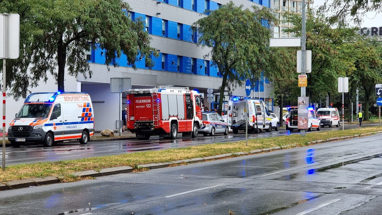 Lebensbedrohliche Situation: Frau fällt im Taxi plötzlich in Ohnmacht.