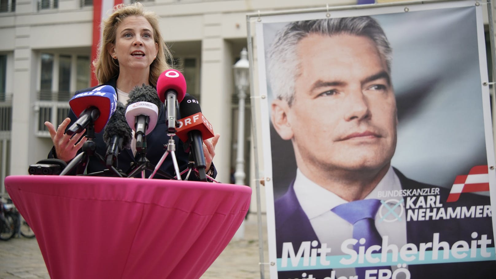 NEOS-Chefin Beate Meinl-Reisinger warnte in einer Pressekonferenz am Dienstag vor einer ÖVP-FPÖ-Koalition. Dabei präsentierte sie abgeänderte Plakate von Bundeskanzler Karl Nehammer.