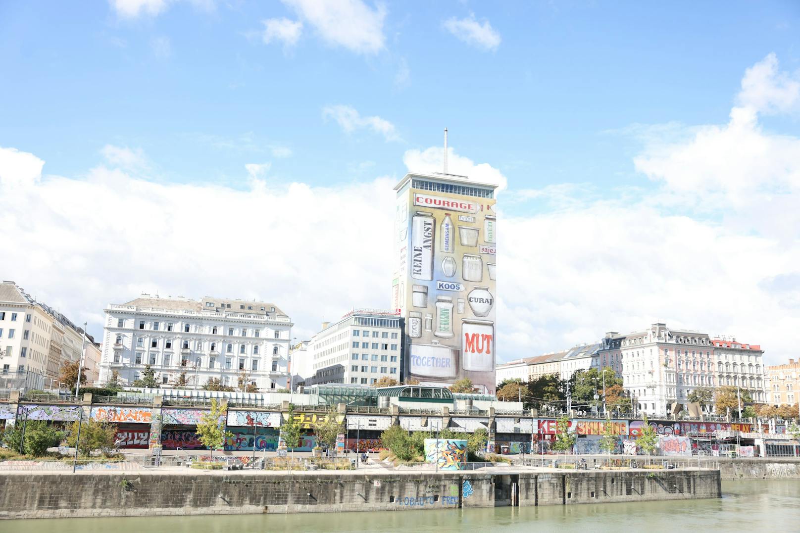 Die Ringturmverhüllung ragt hinter der Donau 