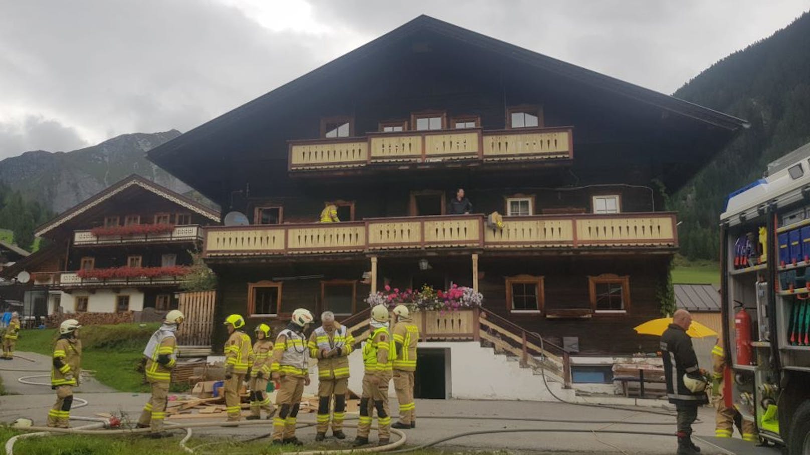 Frau und Pflegerin können nicht mehr in Haus zurück