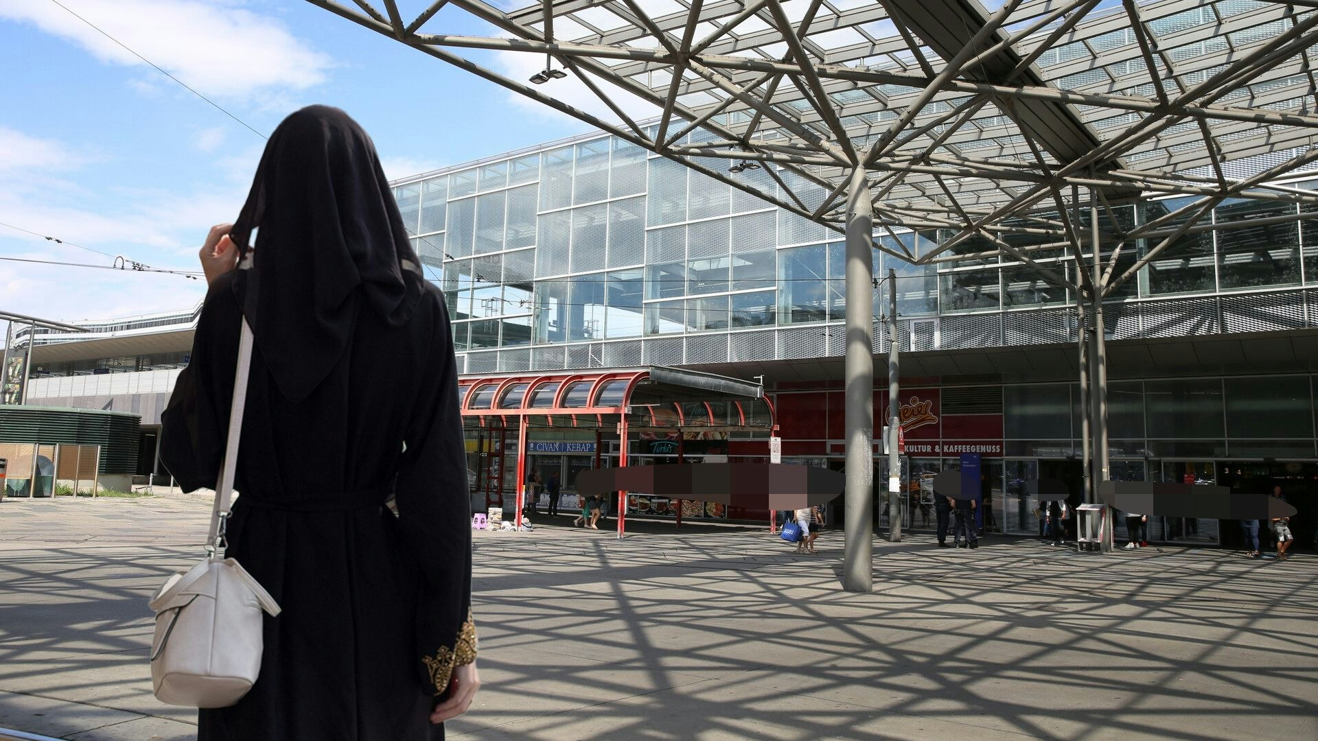 Heute.at - 16-Jährige spazierte mit Terror-Tasche über Praterstern