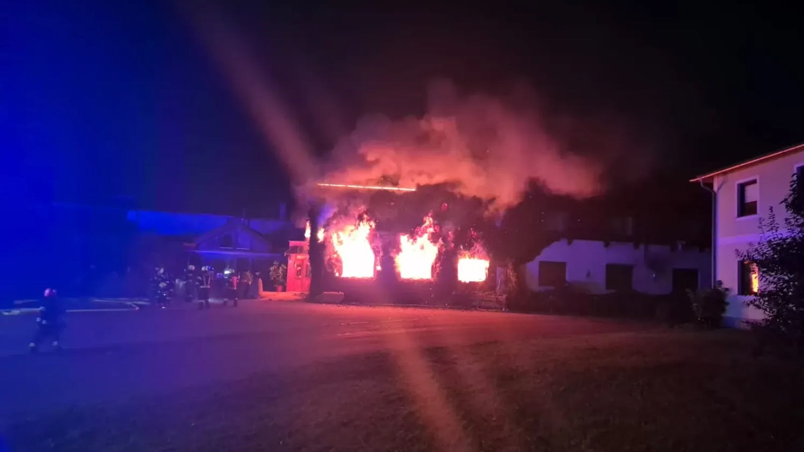 In der Nacht auf Dienstag kam es in Schönau im Mühlkreis (Bezirk Freistadt) zu einem schweren Brand in einer Asylunterkunft. Das Gebäude wurde dabei komplett zerstört.