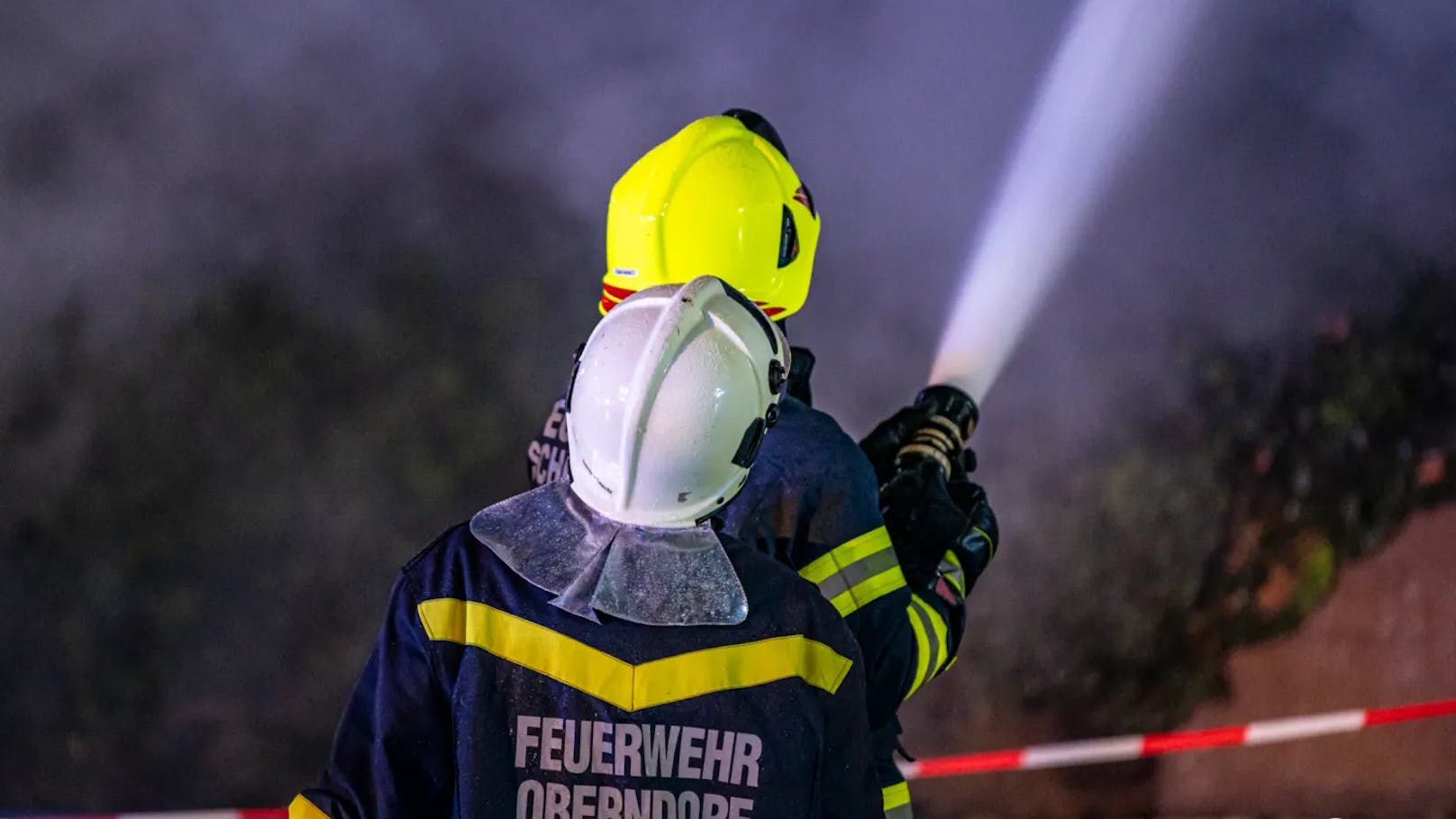 In der Nacht auf Dienstag kam es in Schönau im Mühlkreis (Bezirk Freistadt) zu einem schweren Brand in einer Asylunterkunft. Das Gebäude wurde dabei komplett zerstört.