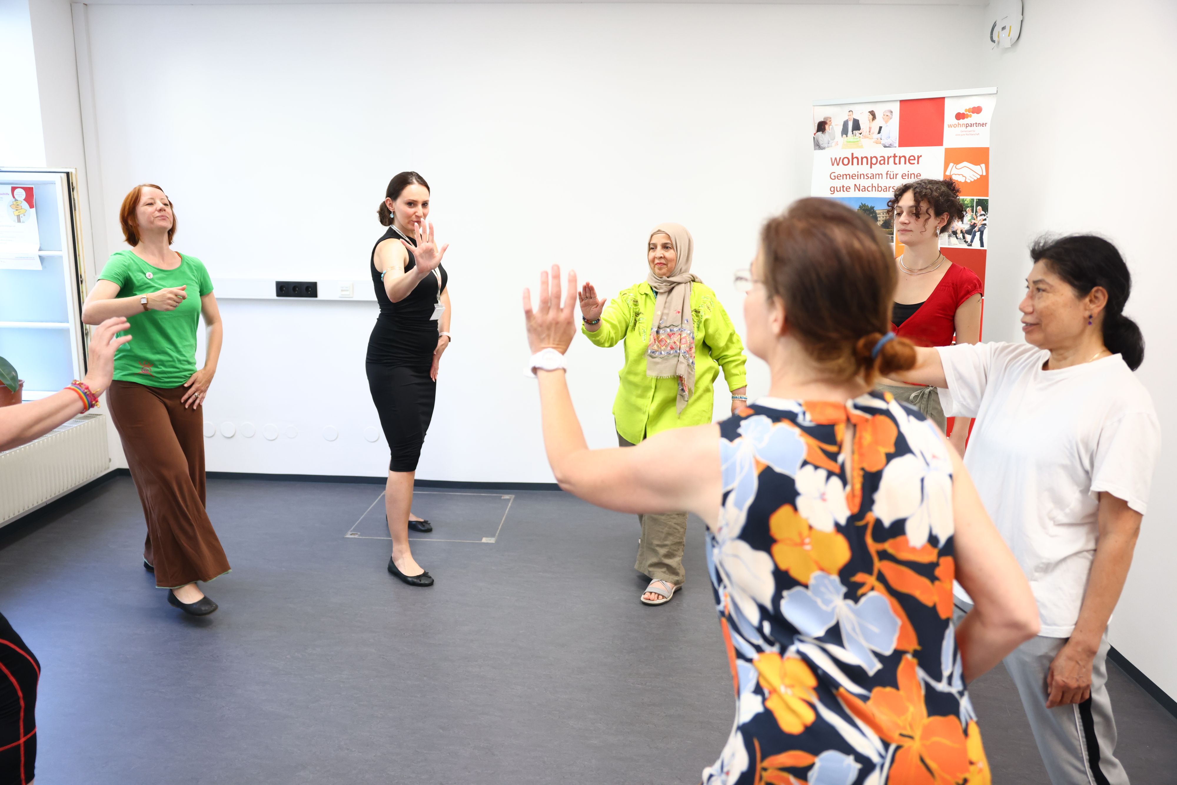 Frauen lernen beim Selbstverteidigungs-Workshop im Reumannhof, sich im Alltag zu behaupten.