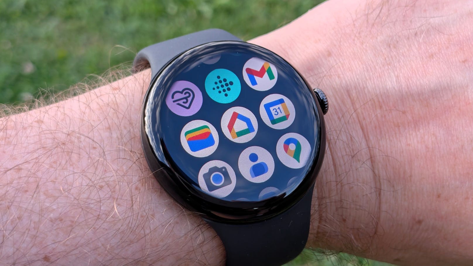 Viel Display statt viel Bling-Bling: Wo andere Smartwatch-Hersteller auf riesige Lünetten, Tasten ohne Ende und Hingucker-Elemente setzen, ...