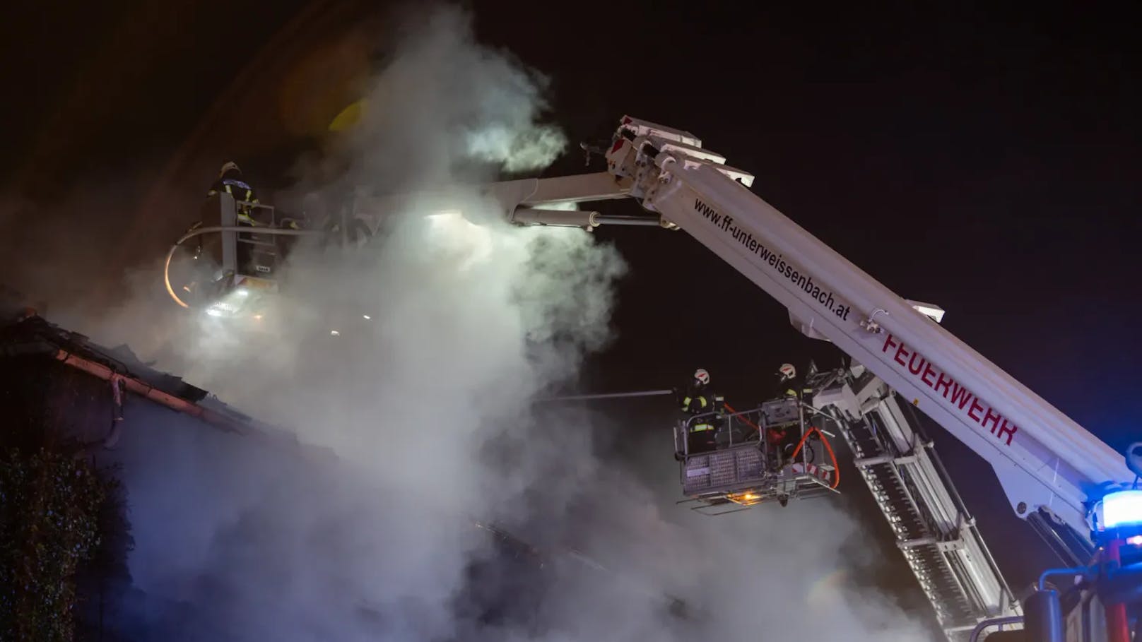 In der Nacht auf Dienstag kam es in Schönau im Mühlkreis (Bezirk Freistadt) zu einem schweren Brand in einer Asylunterkunft. Das Gebäude wurde dabei komplett zerstört.