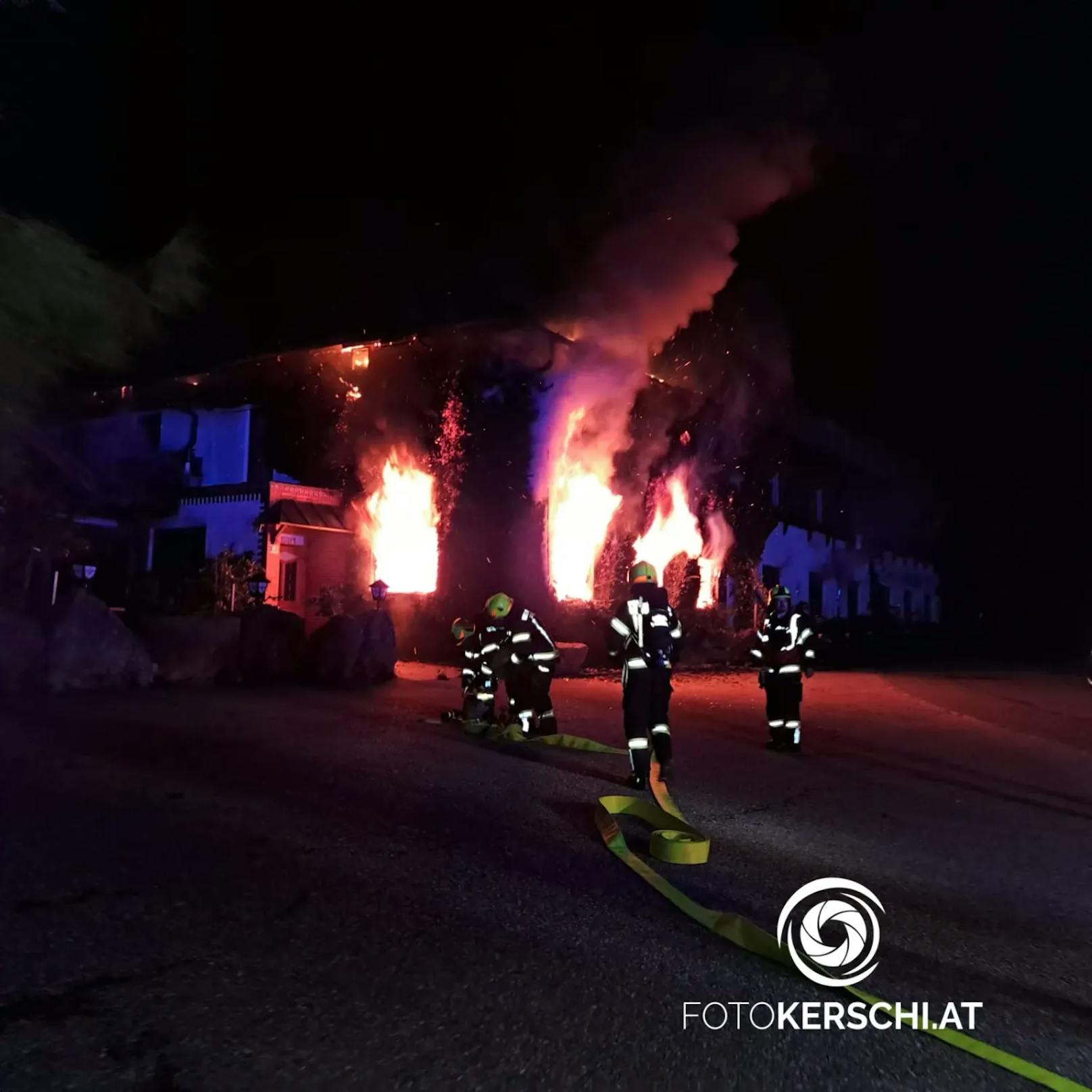 In der Nacht auf Dienstag kam es in Schönau im Mühlkreis (Bezirk Freistadt) zu einem schweren Brand in einer Asylunterkunft. Das Gebäude wurde dabei komplett zerstört.