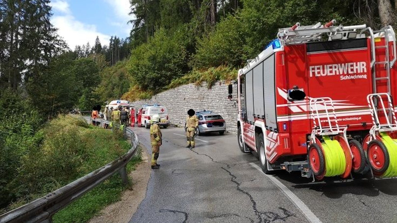 Biker rutscht auf Ölspur aus und kracht in Leitplanke