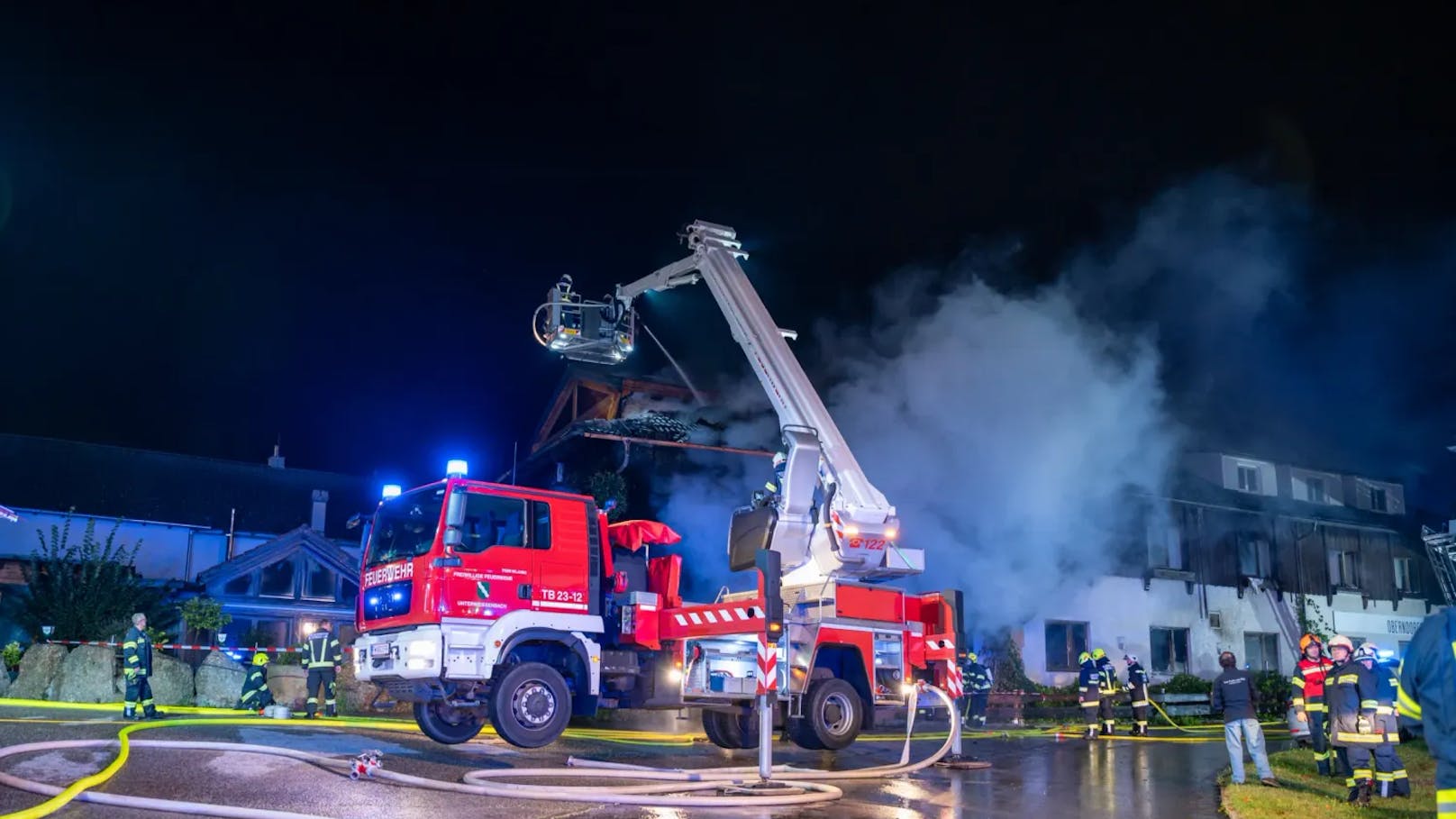 In der Nacht auf Dienstag kam es in Schönau im Mühlkreis (Bezirk Freistadt) zu einem schweren Brand in einer Asylunterkunft. Das Gebäude wurde dabei komplett zerstört.