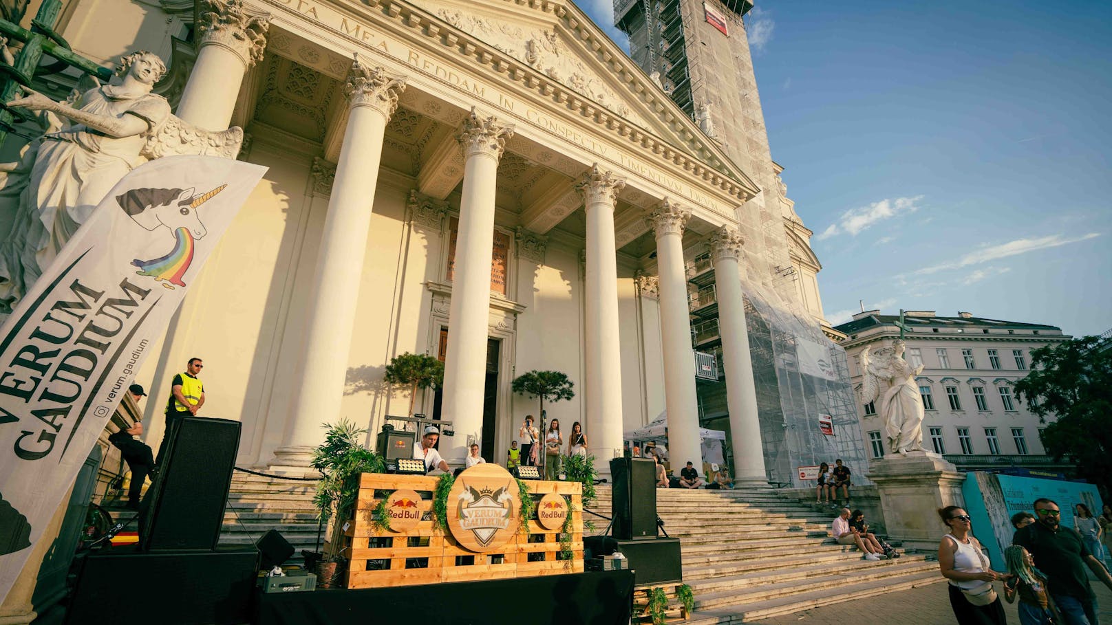 Der Vorplatz der Karlskirche wird wieder zur Rave-Zone.