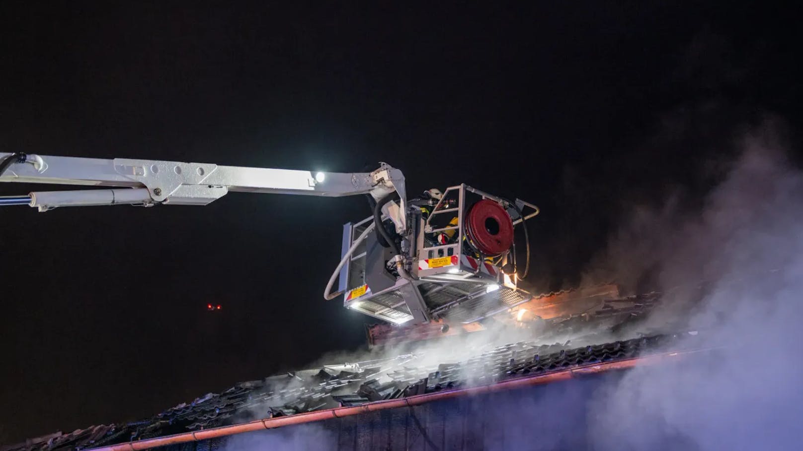 In der Nacht auf Dienstag kam es in Schönau im Mühlkreis (Bezirk Freistadt) zu einem schweren Brand in einer Asylunterkunft. Das Gebäude wurde dabei komplett zerstört.