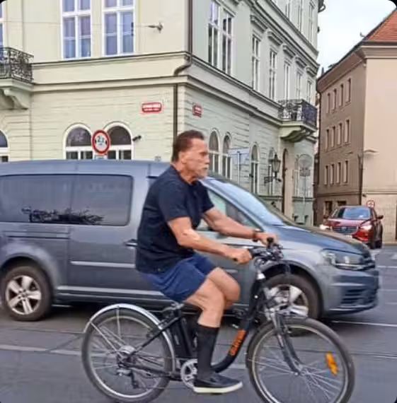 Arnold Schwarzenegger ist immer noch sportlich unterwegs: Hier auf seinem Fahrrad in der Prager Innenstadt.