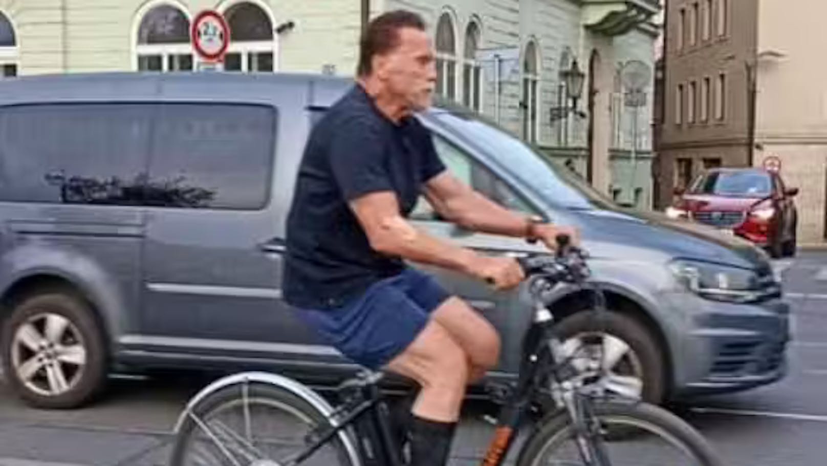 Schwarzenegger radelt durch die Straßen Prags