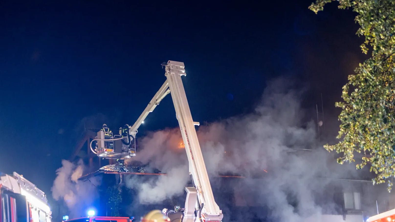 In der Nacht auf Dienstag kam es in Schönau im Mühlkreis (Bezirk Freistadt) zu einem schweren Brand in einer Asylunterkunft. Das Gebäude wurde dabei komplett zerstört.