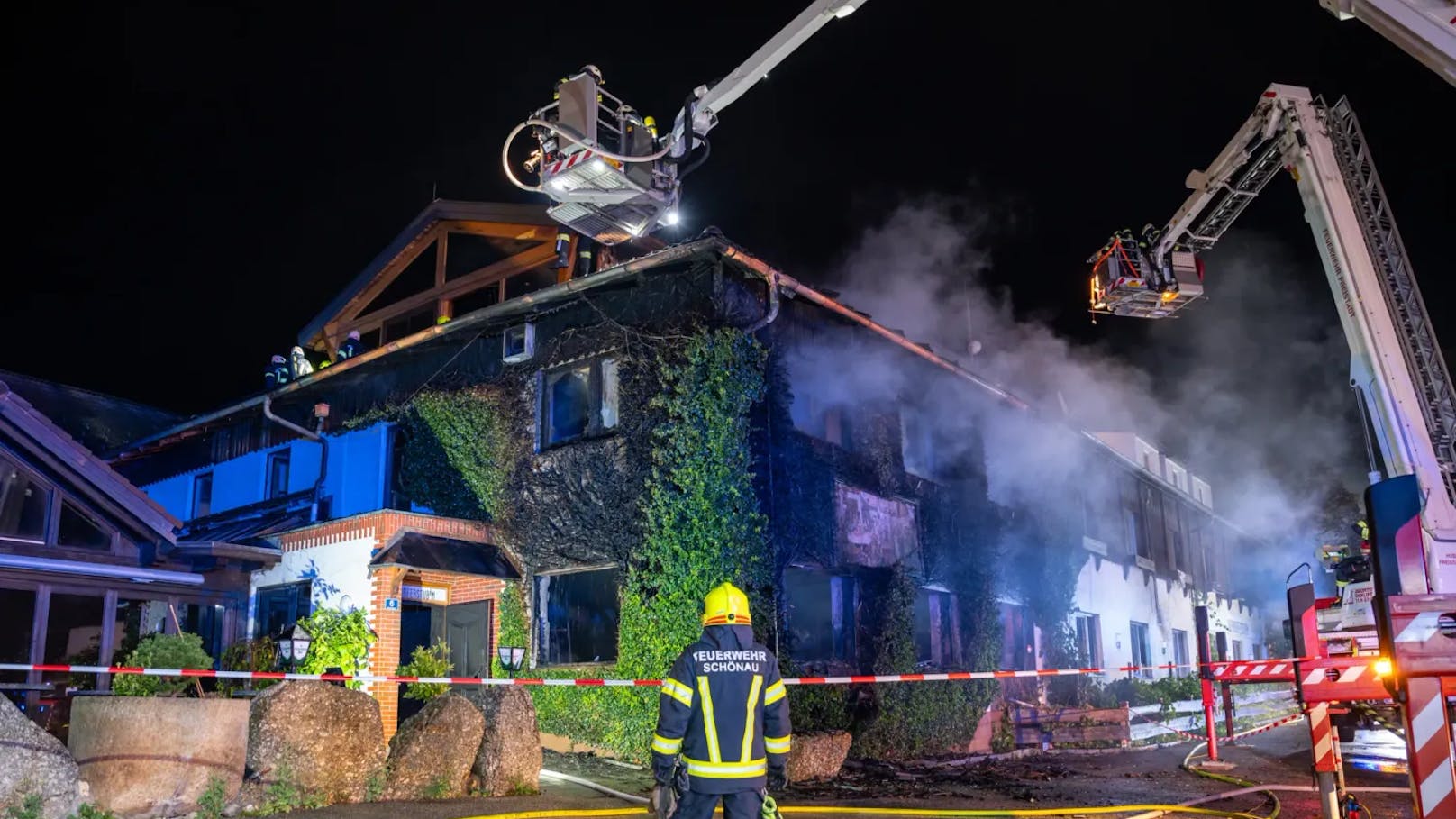 In der Nacht auf Dienstag kam es in Schönau im Mühlkreis (Bezirk Freistadt) zu einem schweren Brand in einer Asylunterkunft. Das Gebäude wurde dabei komplett zerstört.