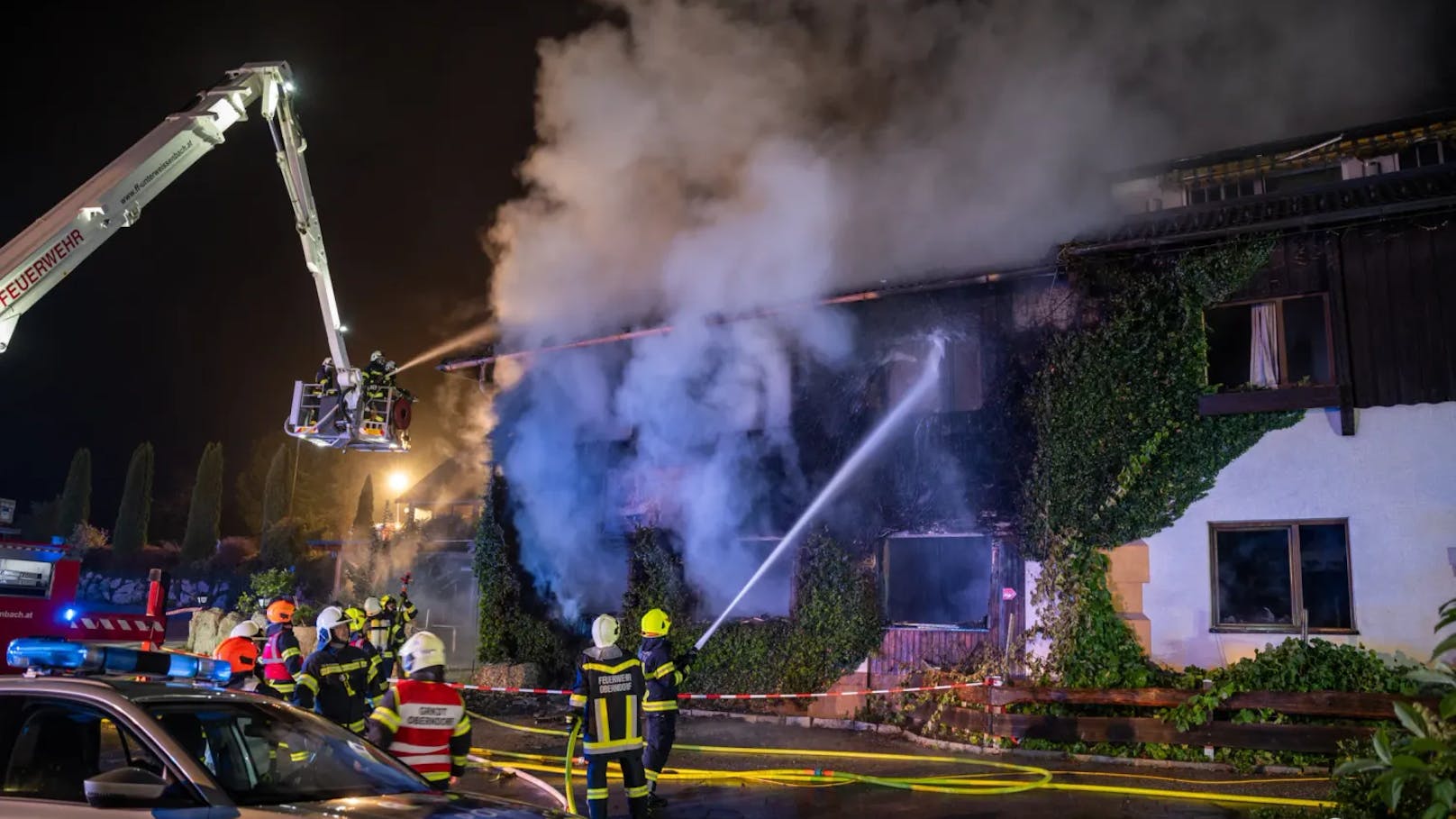 In der Nacht auf Dienstag kam es in Schönau im Mühlkreis (Bezirk Freistadt) zu einem schweren Brand in einer Asylunterkunft. Das Gebäude wurde dabei komplett zerstört.