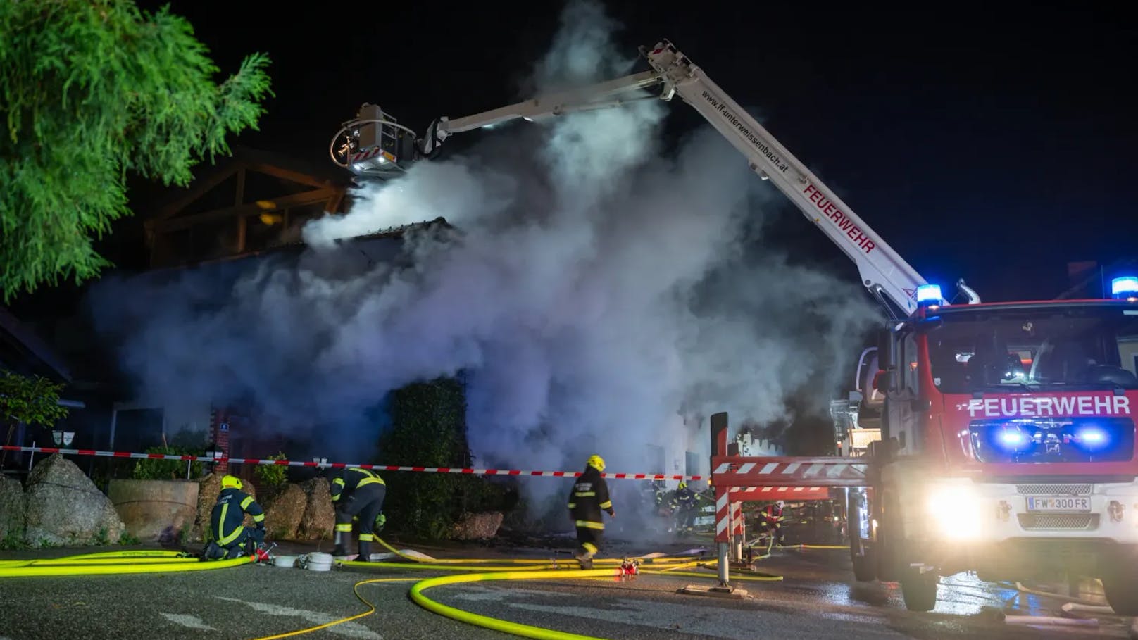 In der Nacht auf Dienstag kam es in Schönau im Mühlkreis (Bezirk Freistadt) zu einem schweren Brand in einer Asylunterkunft. Das Gebäude wurde dabei komplett zerstört.